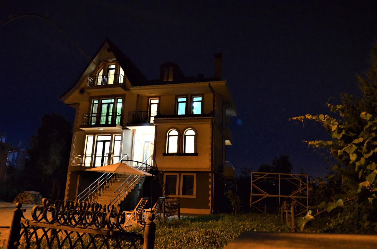 Guest House Amo Batumi Exterior photo